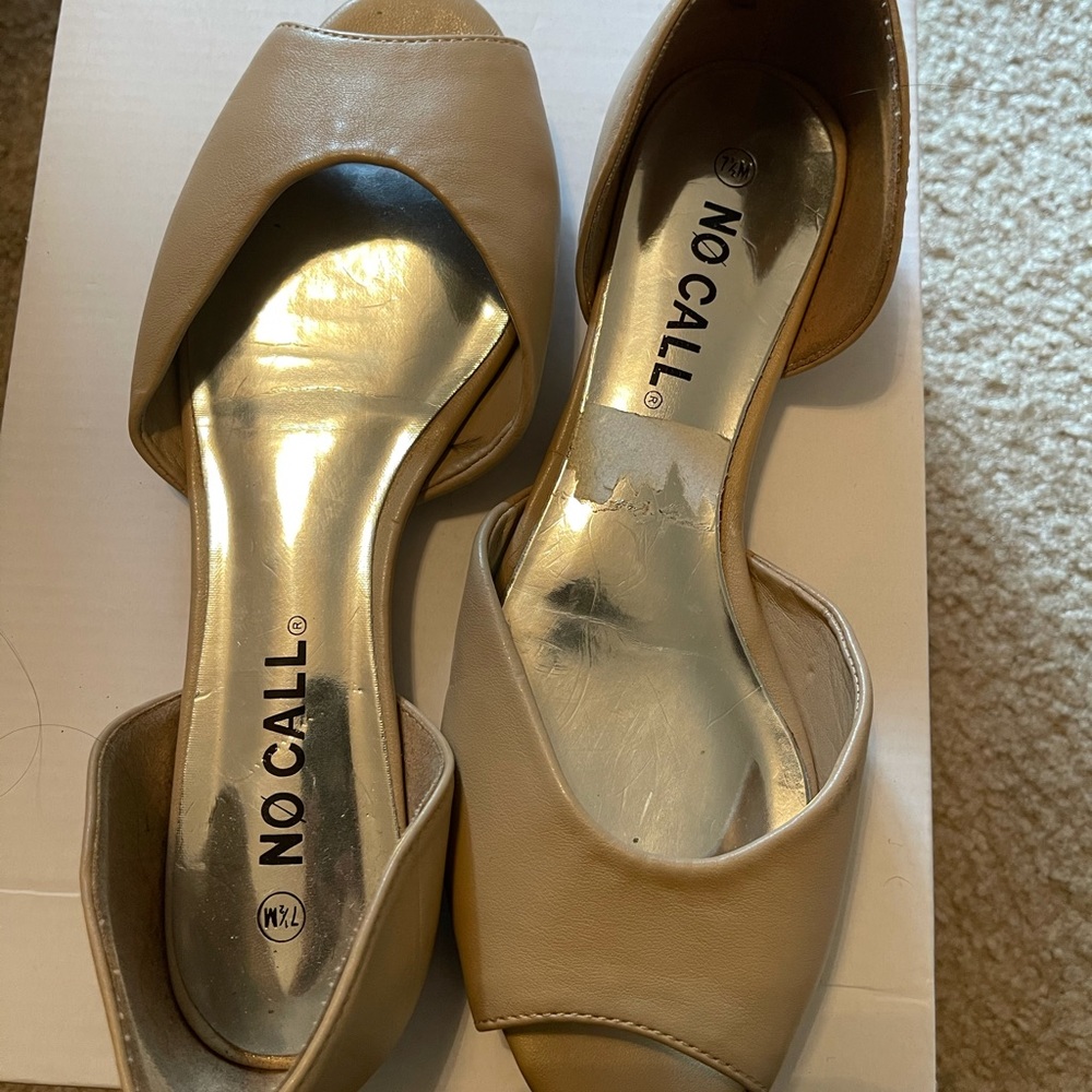 Peep toe flats!